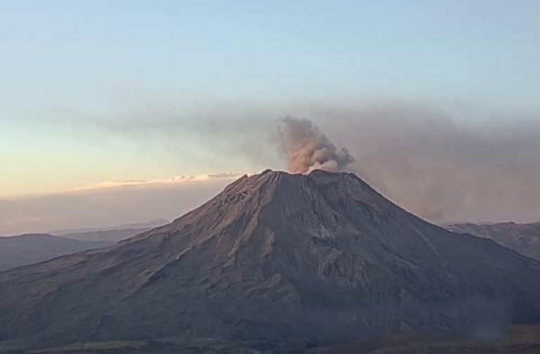 Actividad del volcán Ubinas presenta un incremento importante