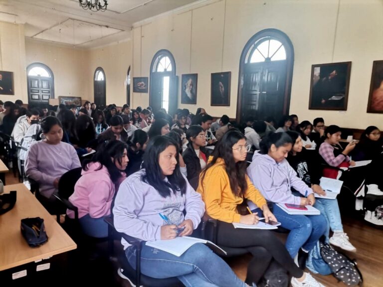 Continua Academia Municipal Beca 18