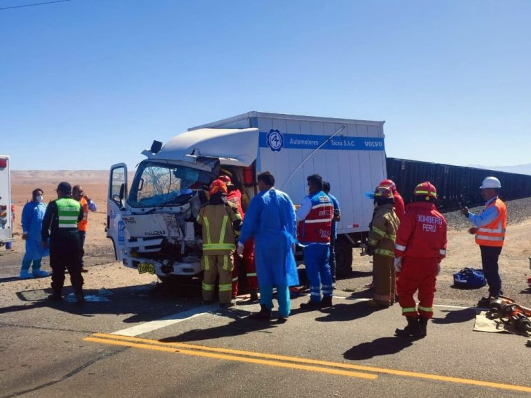 Camión se estrella contra convoy de tren y conductor salva de milagro