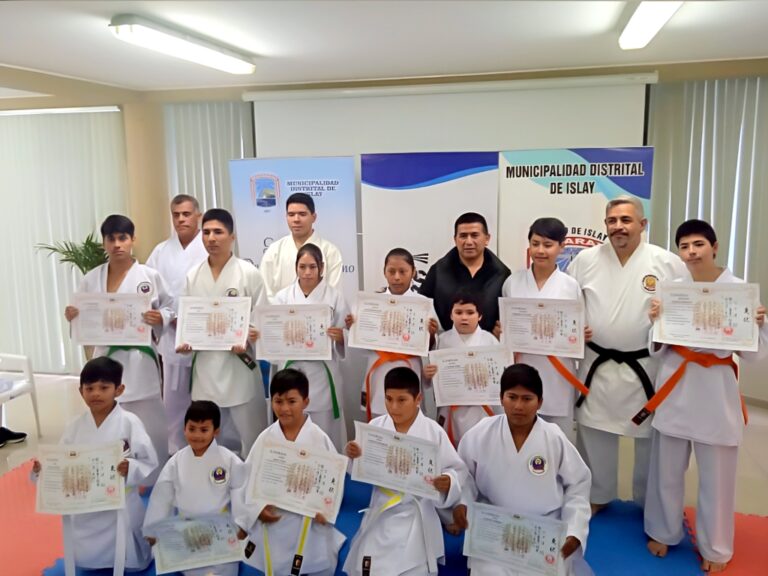 Ceremonia de cambio de cinta en la Escuela de Karate Matarani
