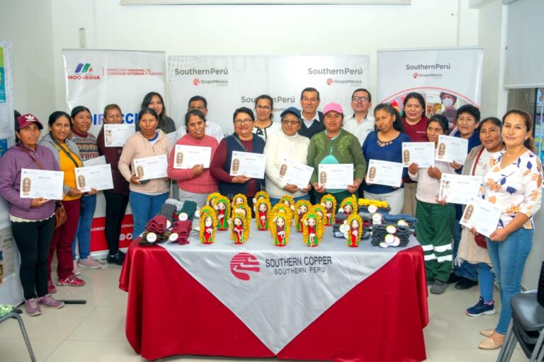 Dircetur certificó a torateñas capacitadas por Southern Perú en técnica de amigurumi y tejido