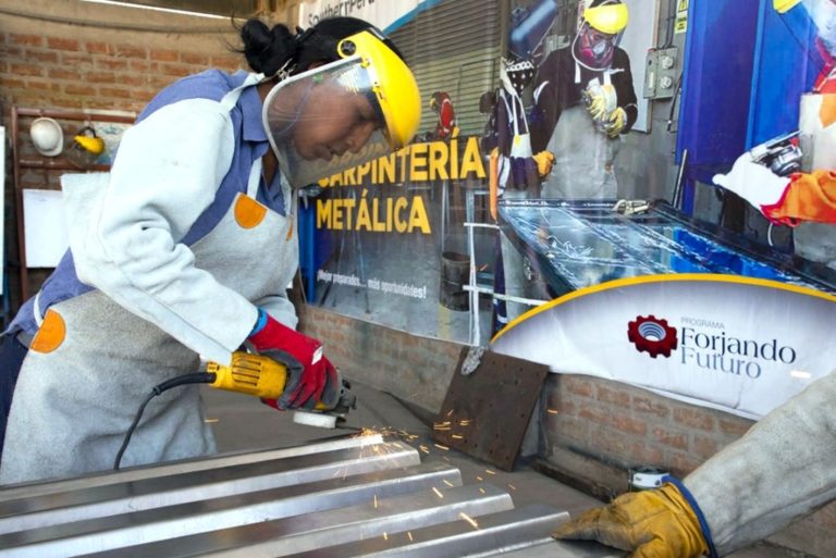 Jóvenes de Torata concluirán capacitación en carpintería metálica