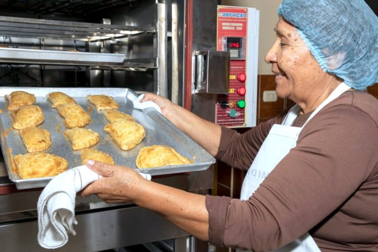 Avanza proyecto de panadería y pastelería promovida por adultos mayores en Miramar