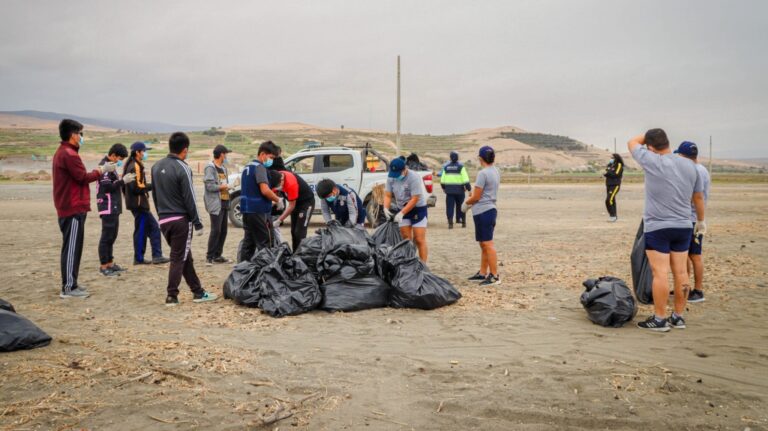 Recolectan cerca de una tonelada de residuos sólidos en playas de Mejía