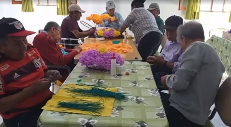 Moquegua: Abuelitos del Hogar de Ancianos ponen a la venta coronas por el Día de Todos los Santos