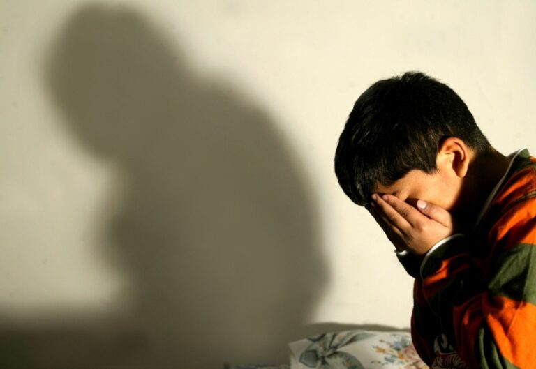La adultocracia: un sistema de opresión contra los niños