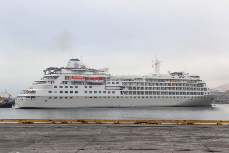 Llegó crucero “Silver Cloud” al puerto de Matarani con 250 pasajeros