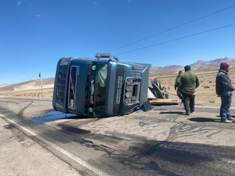 En menos de 24 horas, otro tráiler boliviano volcó en la binacional