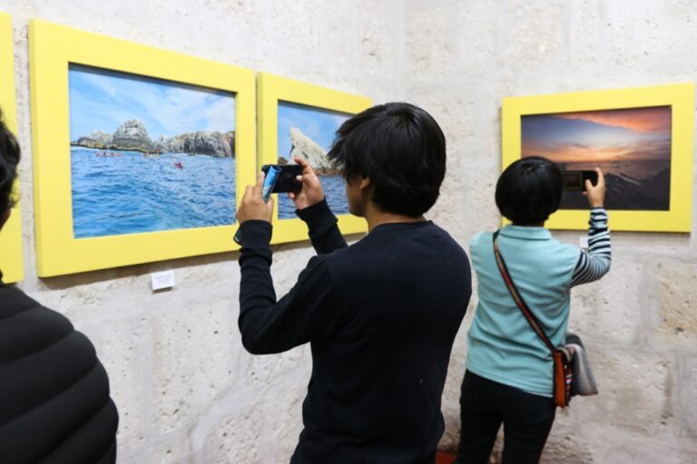 Exposición fotográfica sobre Matarani en el Centro Cultural UNSA