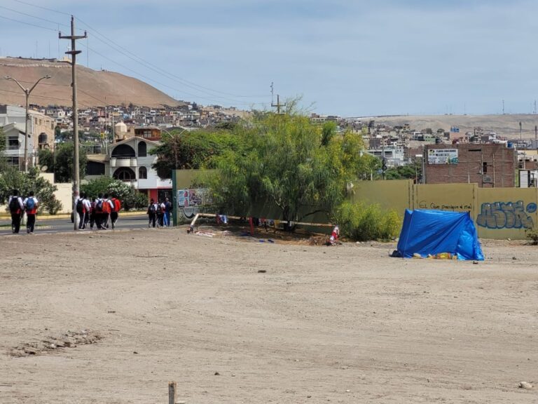 Extranjeros arman carpa para pernoctar en campo deportivo de Petroperú 