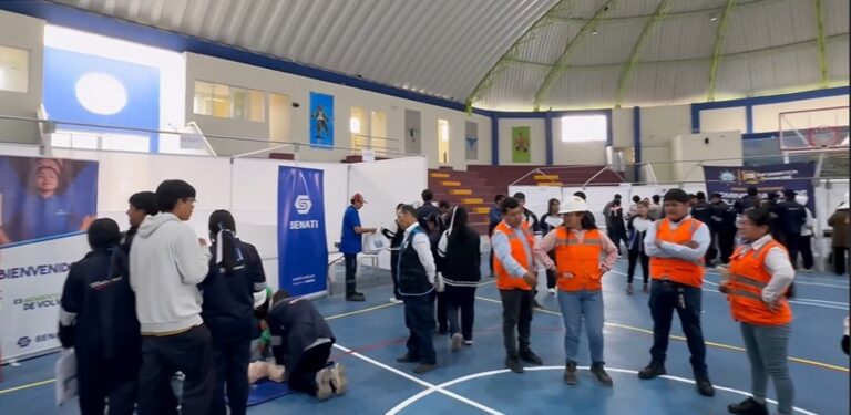 Estudiantes de Matarani y Mejía participaron de feria de orientación vocacional