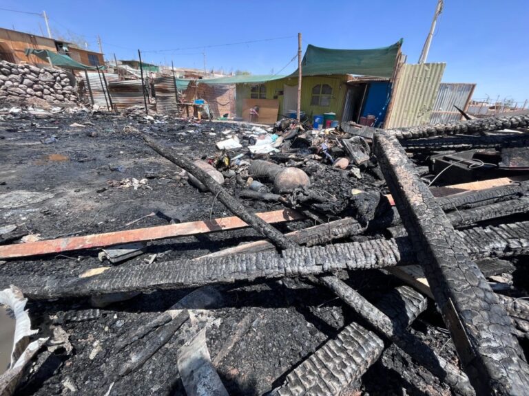 Incendio arrasa con dos viviendas y familias lo pierden todo