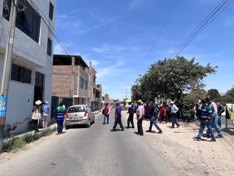 Ciudadanos de Torata hacen plantón frente al ALA, exigen atiendan problemática del agua