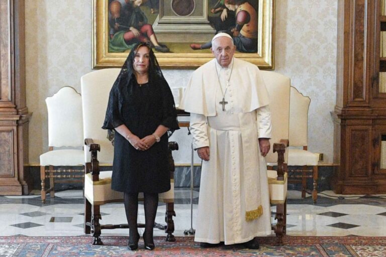 Presidenta Dina Boluarte fue recibida por el papa Francisco