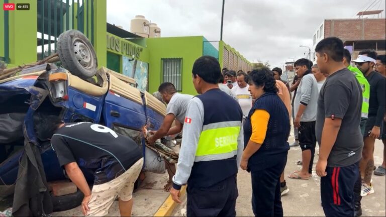Tres varones resultaron heridos en aparatoso accidente en Los Pinos