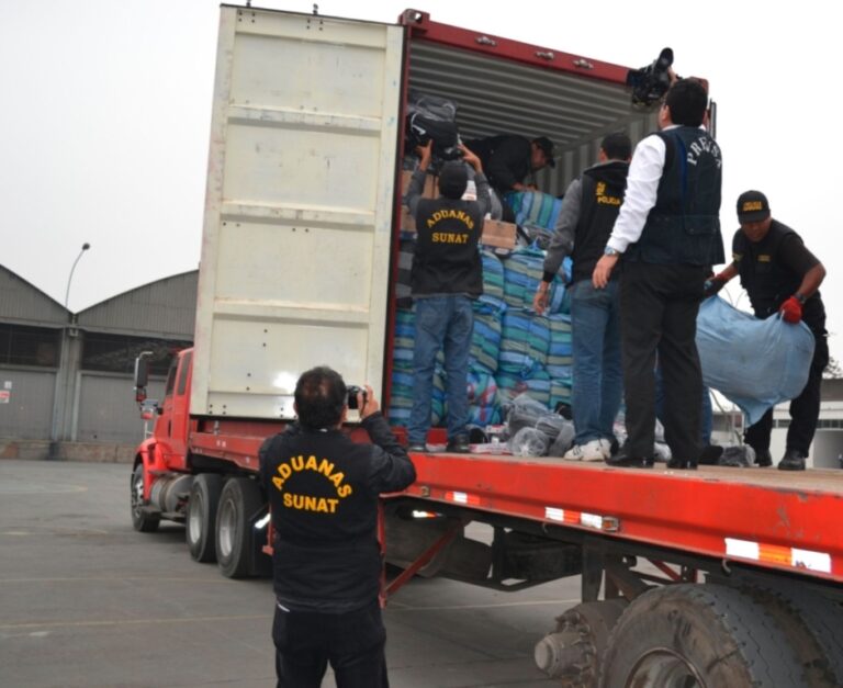 Intervienen vehículo transportando mercadería de contrabando en la Costanera Norte