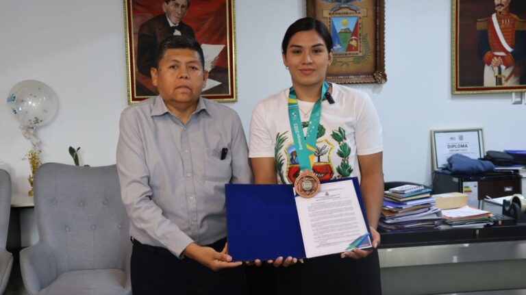 Alcalde de Mariscal Nieto realizó reconocimiento a deportista Camila Figueroa