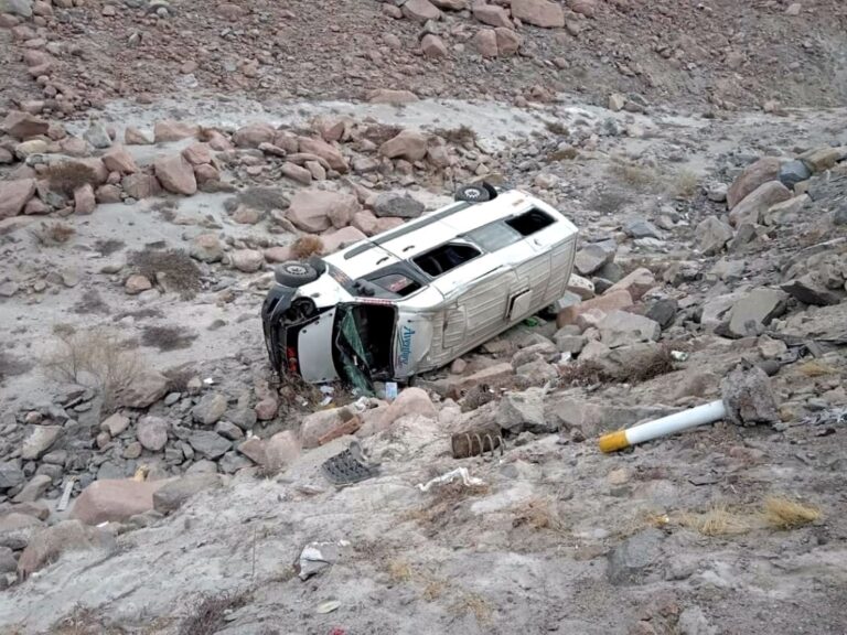 ¡Hasta cuándo los minivanes! 14 heridos en choque frontal al ingreso de Arequipa