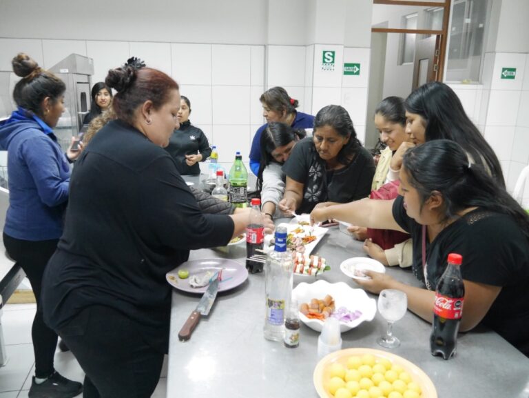 Clausuran curso de Catering en Matarani