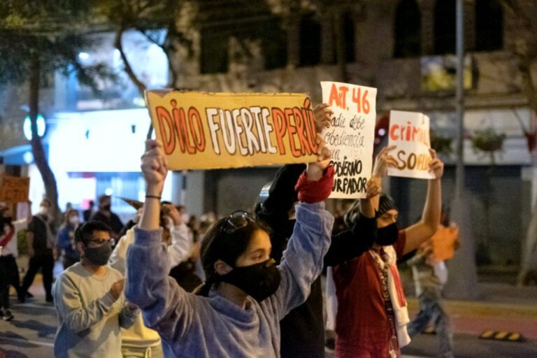 Democracia política, económica y social