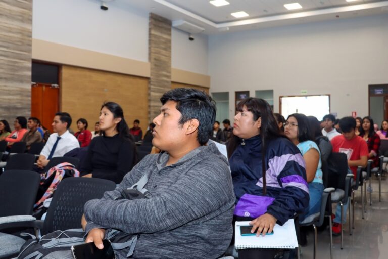 Egresados de universidades no encontrarán empleo si currículo no adopta IA