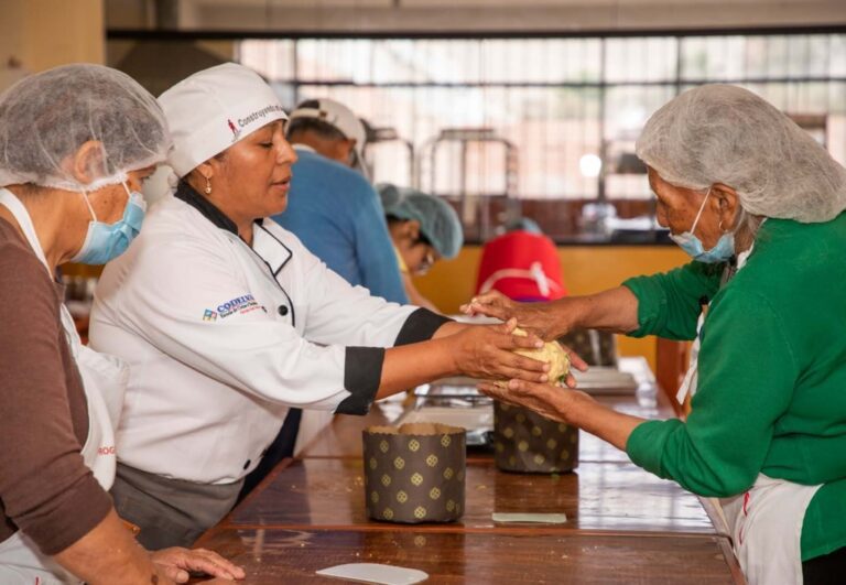 Impulsa: adultos mayores culminaron capacitación en panadería y pastelería