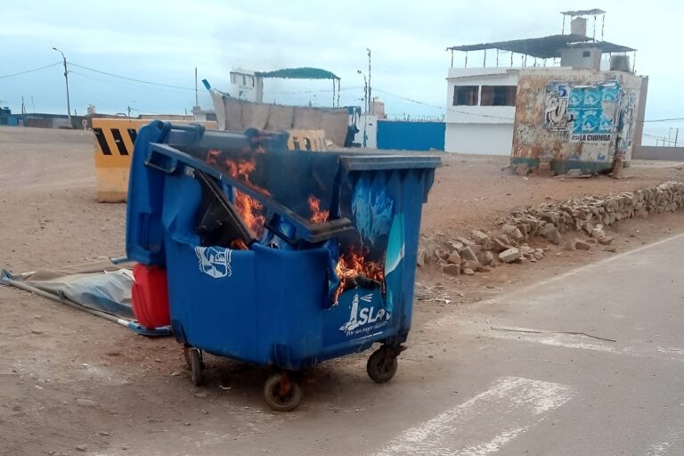 Incendian contenedor de basura en Villa El Pescador