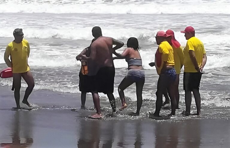 Mollendo: intervienen a dos mujeres ebrias que pretendían ingresar al mar