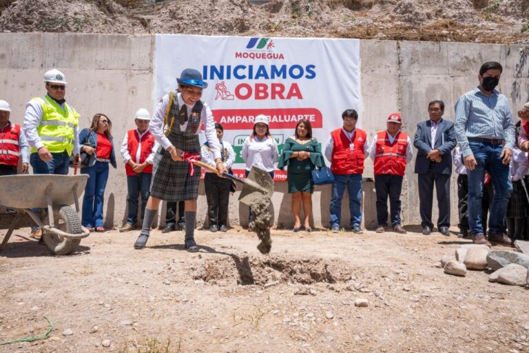 Director de la I.E. Amparo Baluarte saluda construcción del colegio que dirige