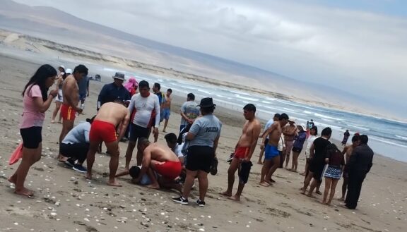 Personal de salvataje salva de morir ahogado a varón en playa Pozo de Lisas