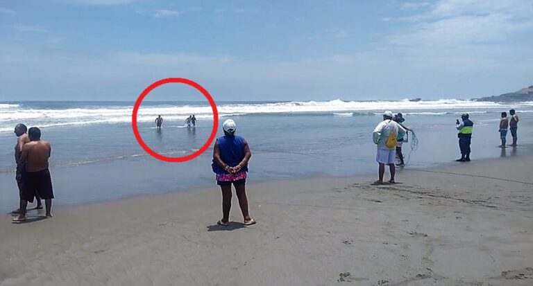 Trabajadores de sombrillas rescatan a varón en la segunda playa de Mollendo