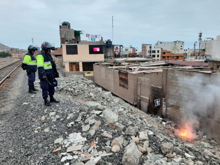 Ilo: Queman colchones, frazadas y cartones de covachas encontradas en zanjón de la línea del tren