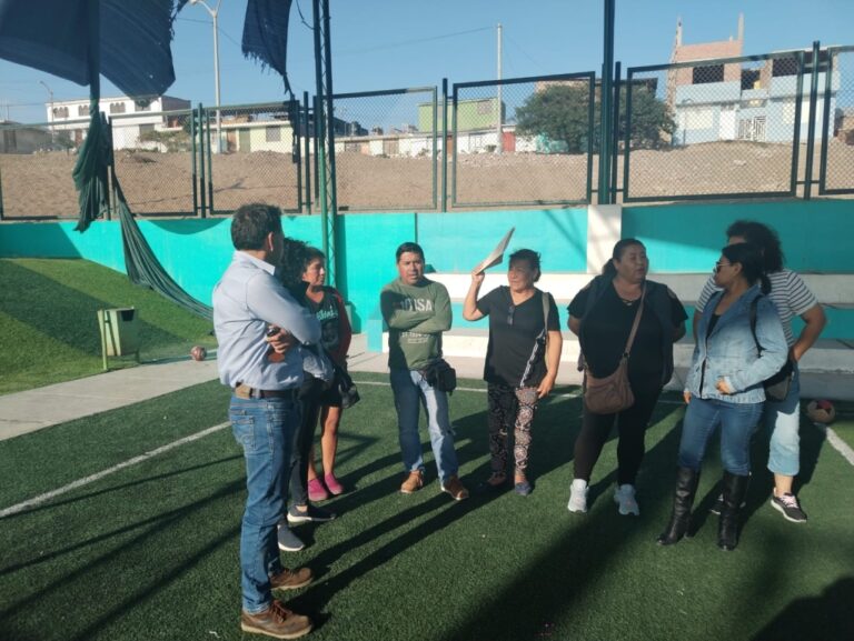 Vecinos buscan mejoras: funcionarios de Tisur visitan cancha sintética de Alto Inclán