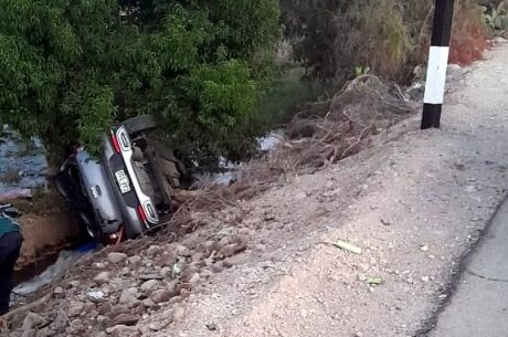 Automóvil cae sobre canal de riego y ocupantes lo abandonan