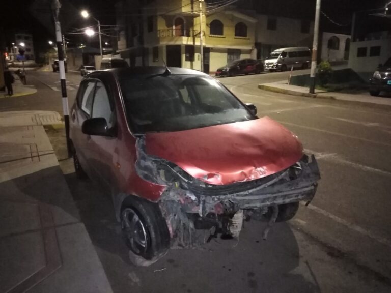 Automóvil se despista en la Panamericana Sur y mujer resulta herida 