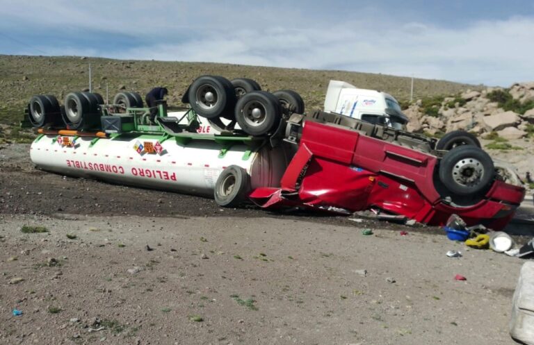 Camión cisterna de Bolivia vuelca, derrama combustible y ocupante pierde la vida