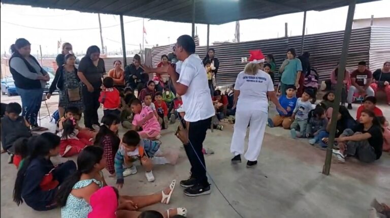 Periodistas federados dan homenaje navideño a 120 niños de Mollendo 