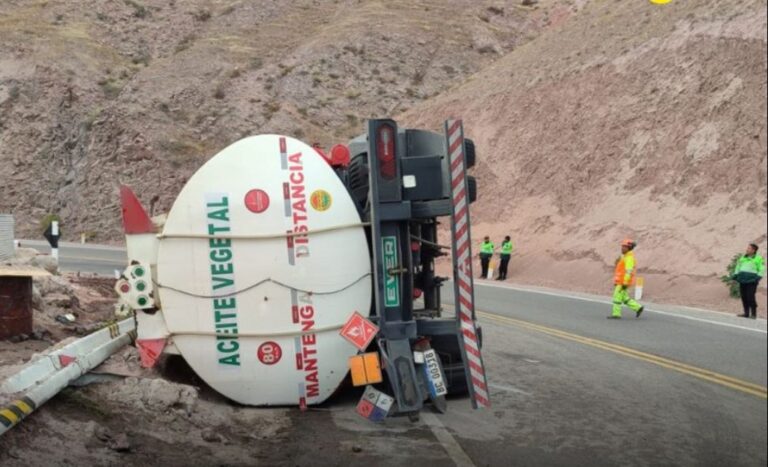 Camión cisterna de nacionalidad boliviana vuelca y derrama aceite de soya