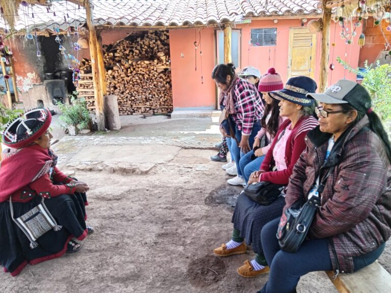 EPS Moquegua promueve capacitación de textilería a mujeres de Asana en Cusco