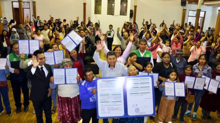 Alcalde de Moquegua entregó 383 títulos de propiedad