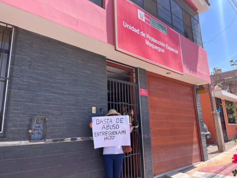 Mujer se encadena en la Unidad de Protección Especial y exige que le devuelvan a su hijo