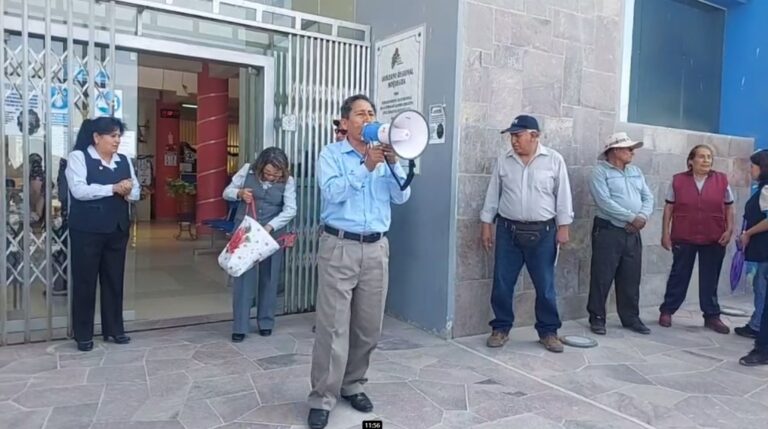 Afiliados al SITRADE realizaron plantón en la UGEL Mariscal Nieto  