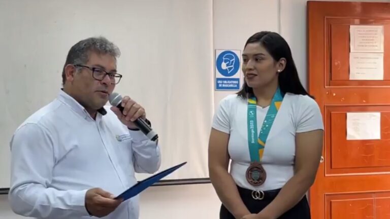 Municipio de Samegua reconoce a deportista Camila Figueroa