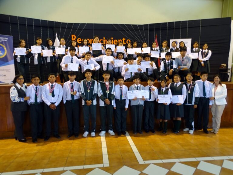 Reconocen y premian a estudiantes ganadores en Concursos Educativos