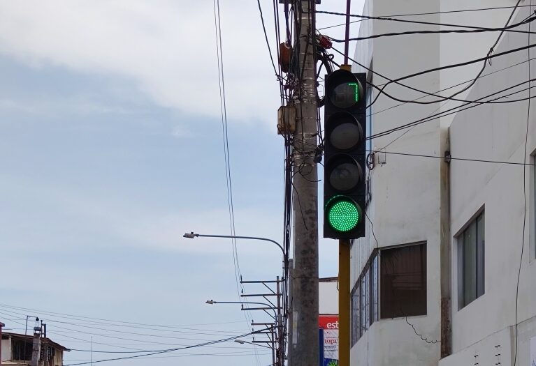 Empresa continúa con mantenimiento de los semáforos en Mollendo