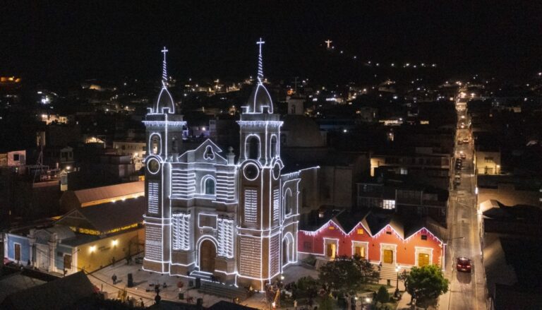 Southern Perú inició el mes de la navidad con encendido de luces en la cocatedral de Moquegua