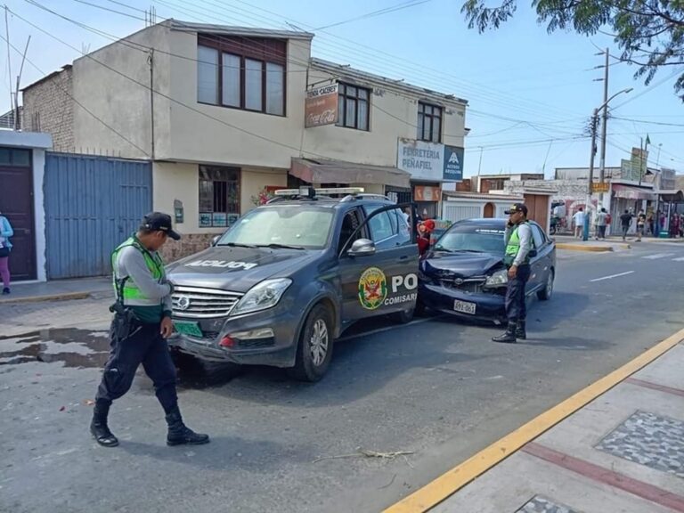 Reportan triple choque entre dos autos y un patrullero en Deán Valdivia