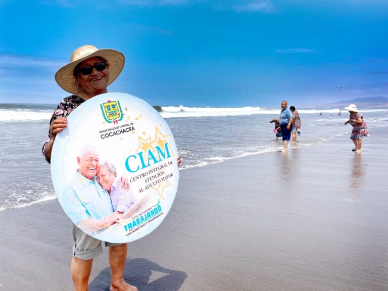 Abuelitos de Cocachacra visitan playas de Mejía