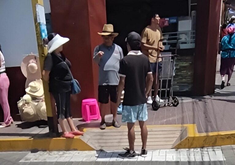 Rampas siguen causando caída de personas en el centro de Mollendo
