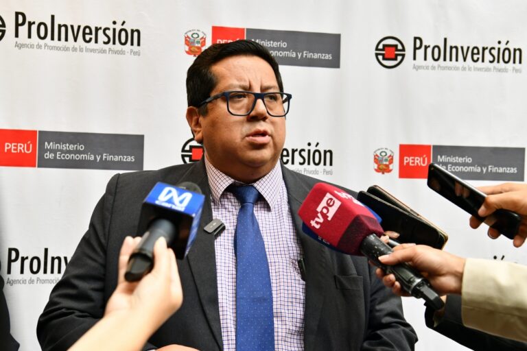 Ministro de Economía, Alex Contreras, renunció a su cargo